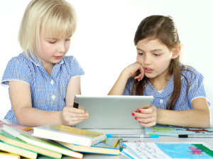 Kinder am iPad